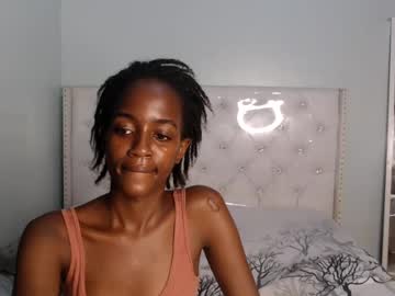 ebonypetitequee